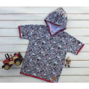 REMERA CON CAPUCHA