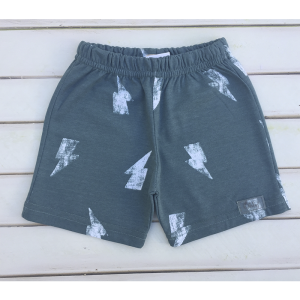 SHORT VERDE CON RAYO BLANCO