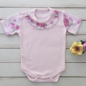 BODY MANGA CORTA ROSA CON VOLADO DE FLORES ROSAS GRANDES