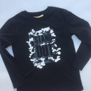 REMERA NEGRA STAND OUT